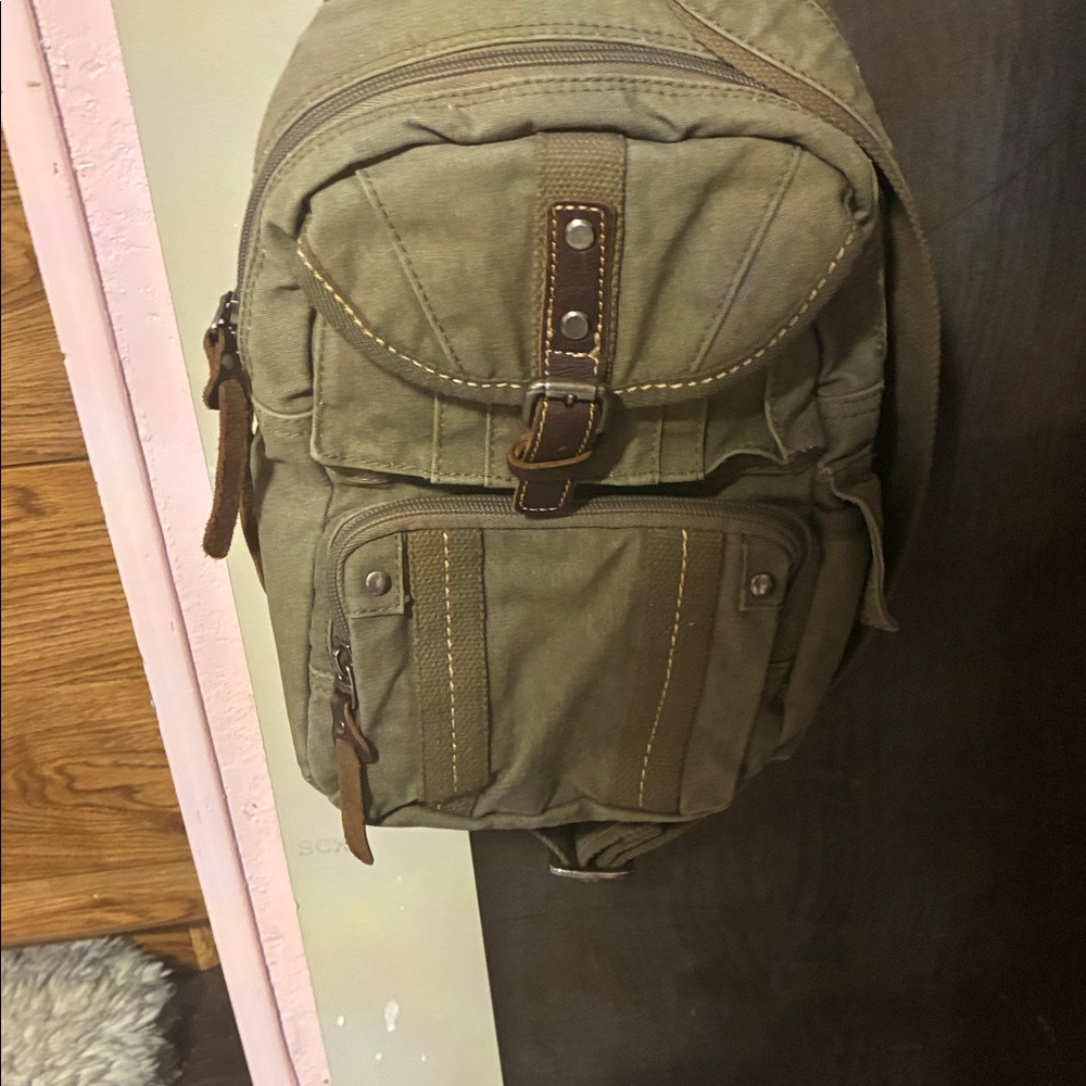 Cross body green purse with multiple pockets
